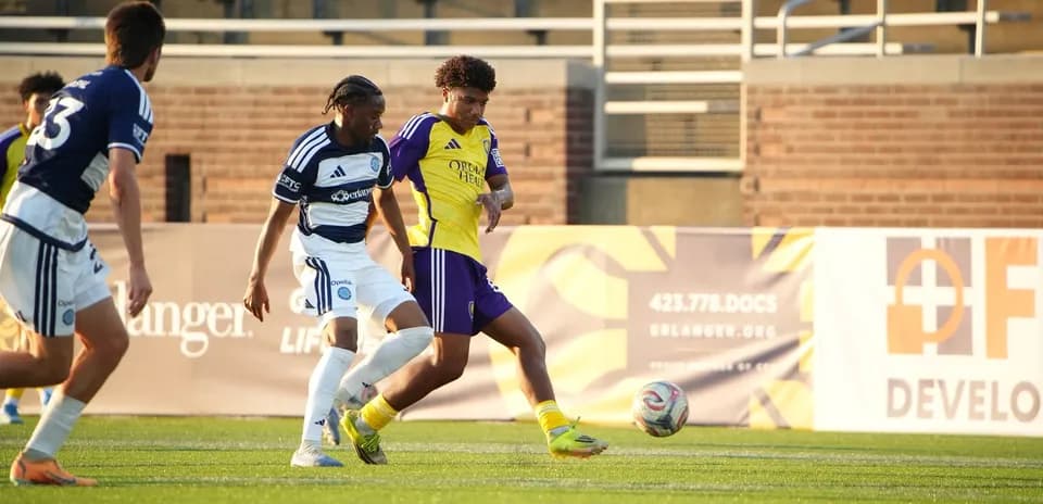 Jugando el balón en el partido Orlando City II vs Chattanooga