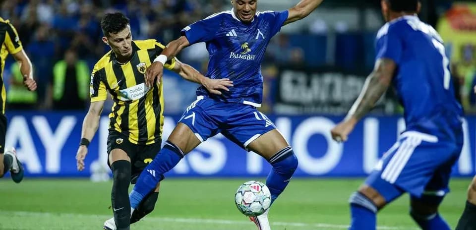 Jugadores de Levski Sofia en acción durante el partido