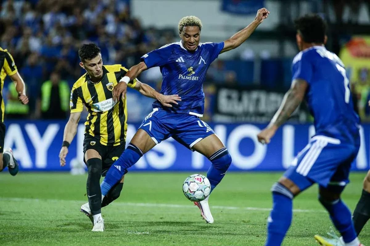 Jugadores de Levski Sofia en acción durante el partido
