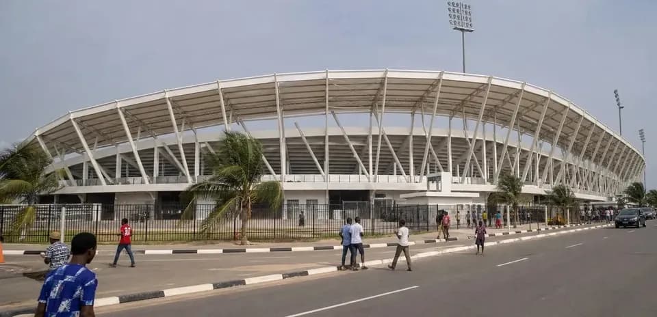Estadio moderno con espectadores y vegetación circundante
