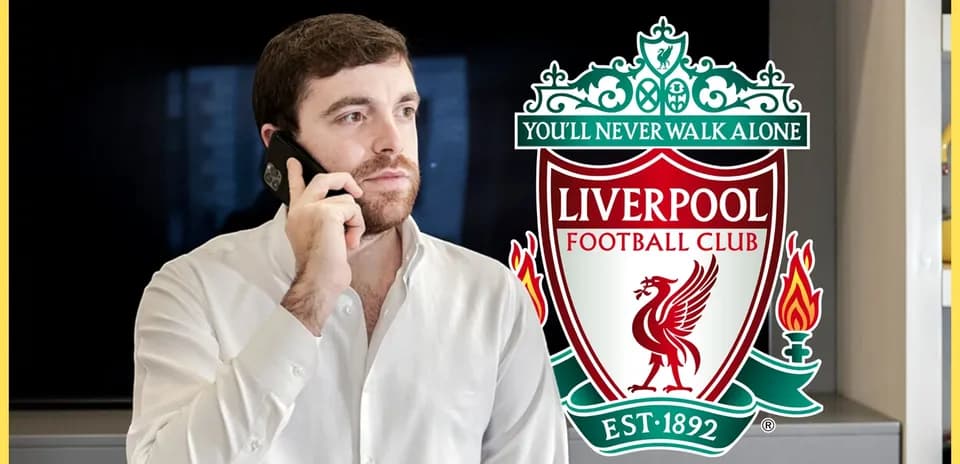 Hombre hablando por teléfono con logo de Liverpool FC