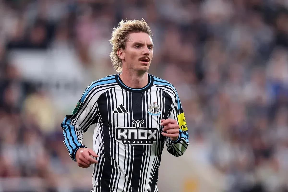 Jugador de Newcastle corriendo en el campo