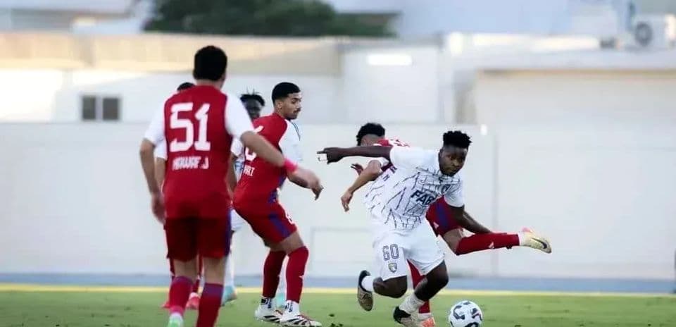 Jugador de Dibba Al Fujairah U23 con el balón