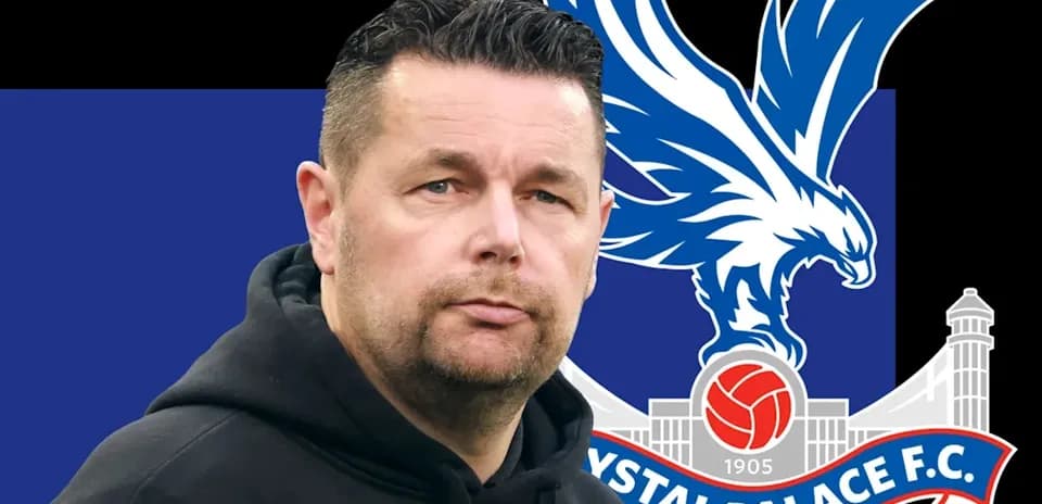 Entrenador frente al escudo de Crystal Palace F.C.