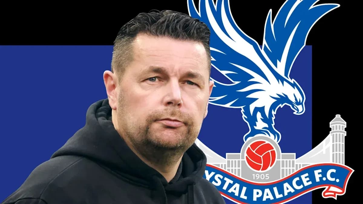 Entrenador frente al escudo de Crystal Palace F.C.