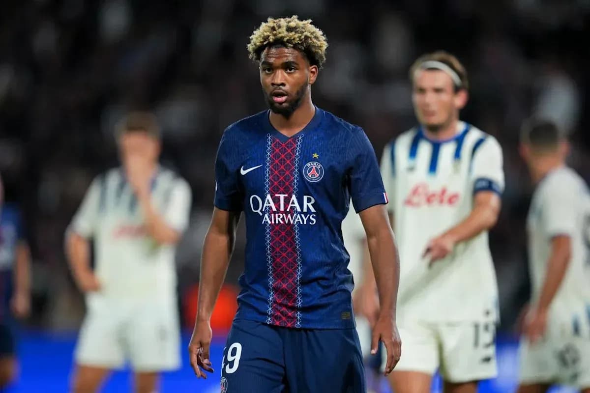 Jugador del PSG caminando durante el partido