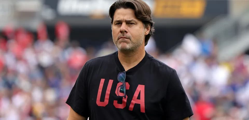 Entrenador caminando en el campo durante el partido