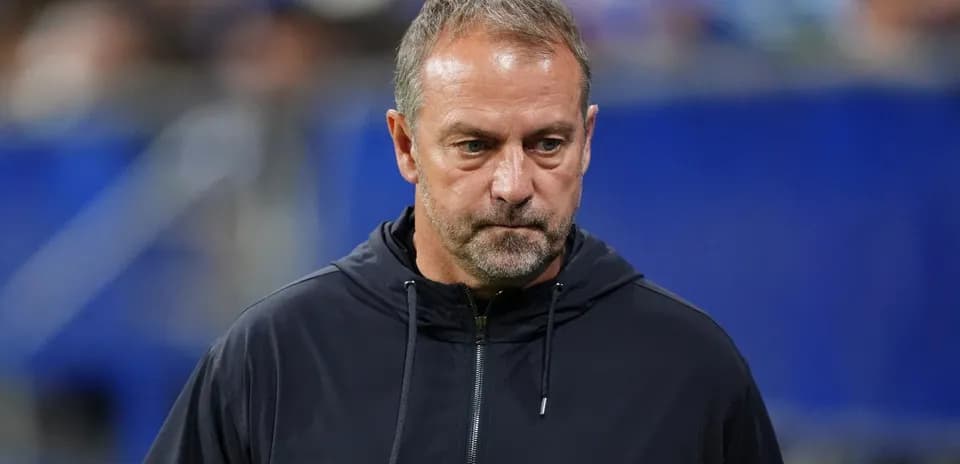 Entrenador observando el juego desde la línea lateral