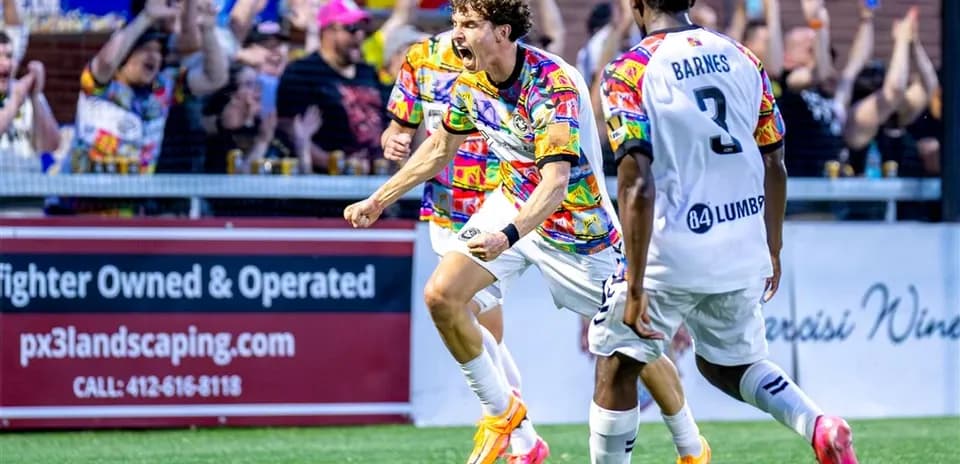 Jugador celebra un gol en el partido