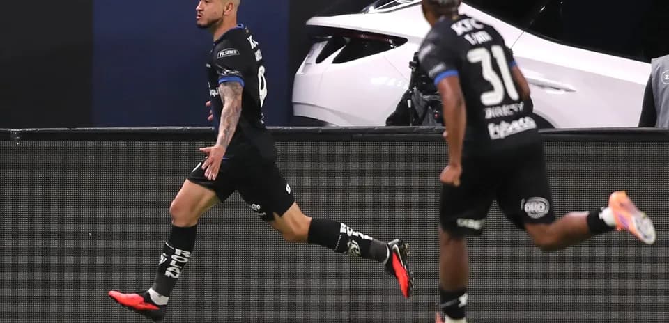 Jugador celebrando gol en partido de fútbol