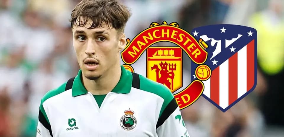 Jugador en uniforme con escudos de Manchester United y Atlético