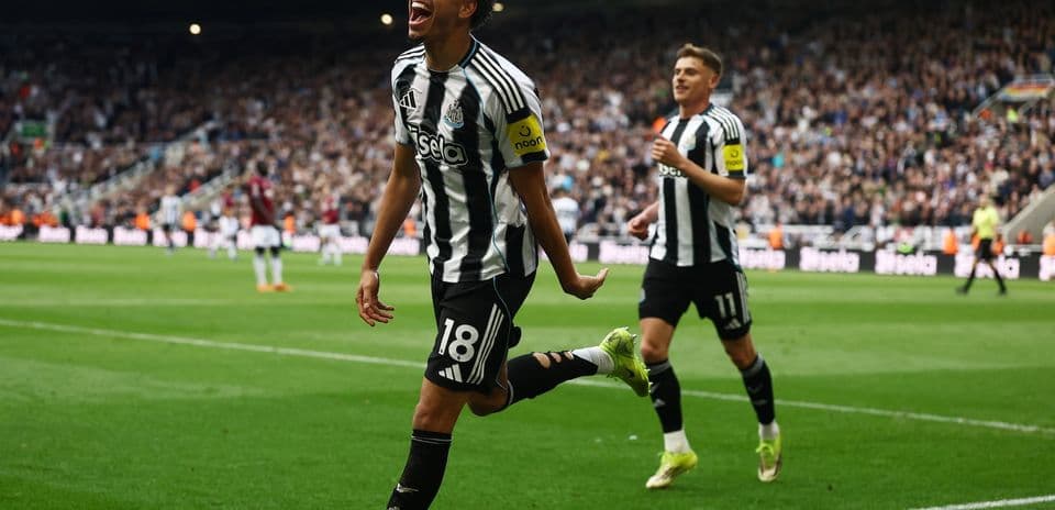 Jugador del Newcastle celebra un gol
