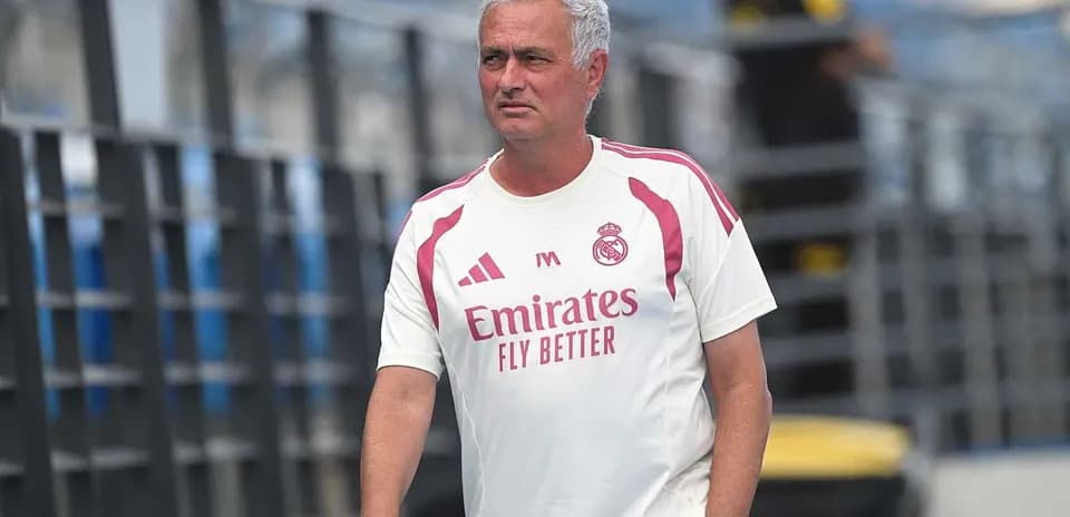 Entrenador caminando en la cancha durante entrenamiento