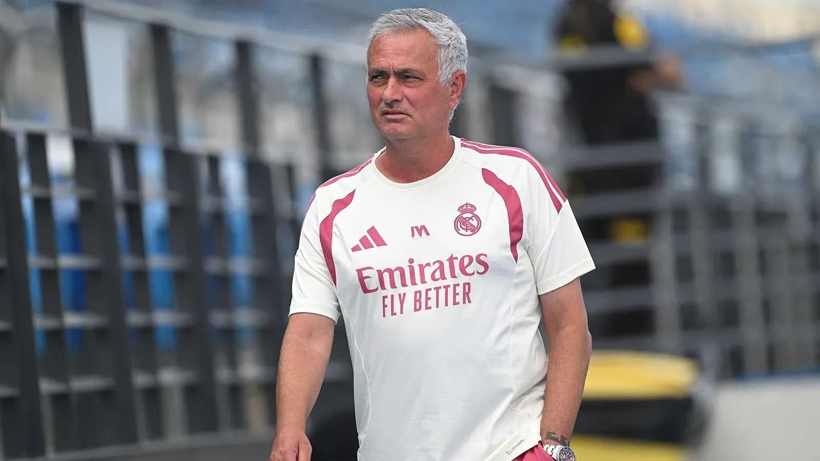 Entrenador caminando en la cancha durante entrenamiento