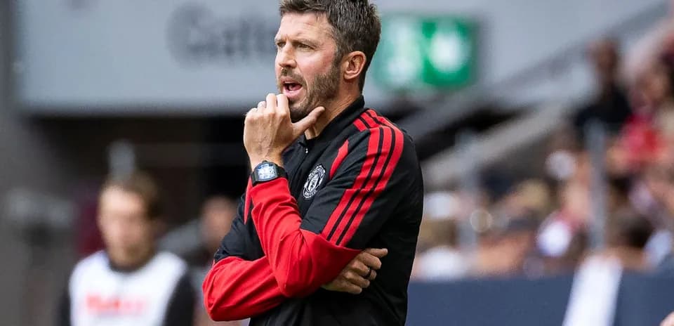 Entrenador de Manchester United dirigiendo desde la línea lateral