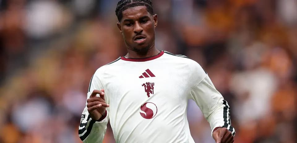 Jugador corriendo en el campo durante un partido