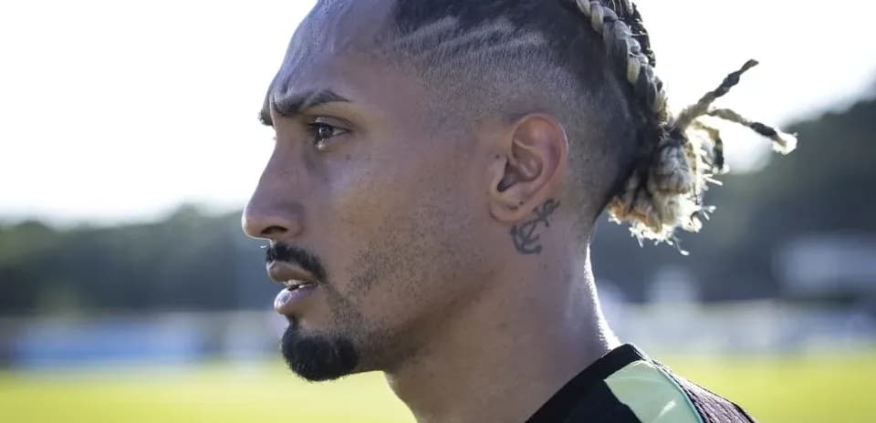 Jugador de fútbol en perfil durante entrenamiento al aire libre