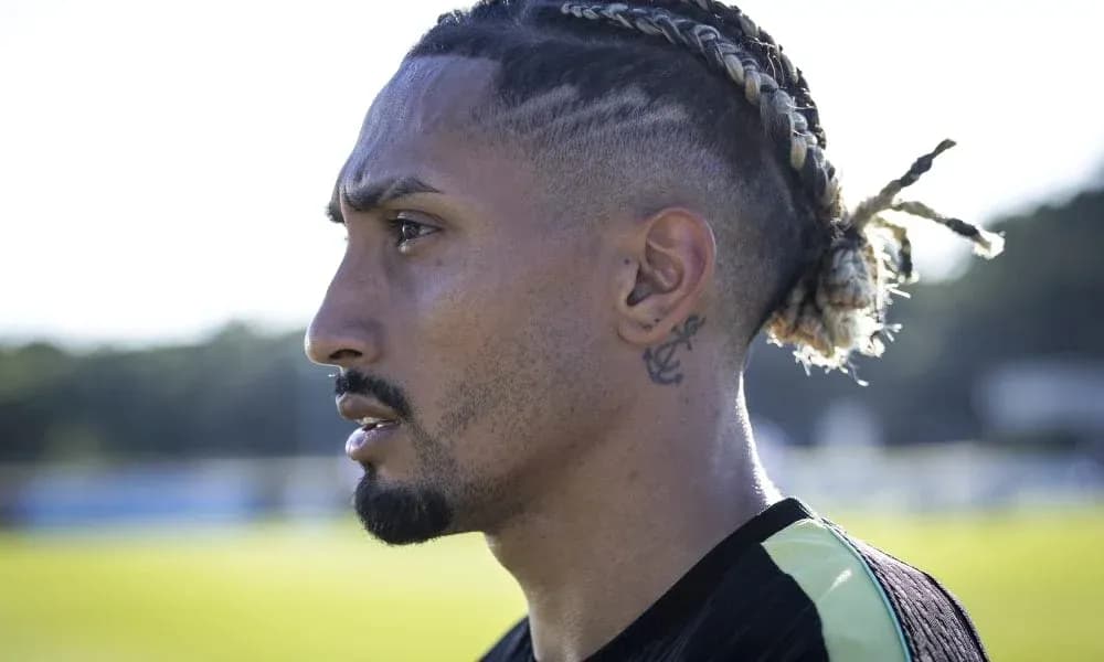 Jugador de fútbol en perfil durante entrenamiento al aire libre