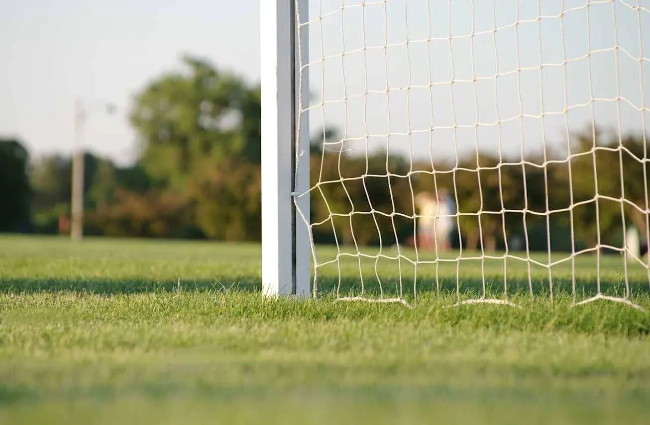 Vista de la red de una portería de fútbol