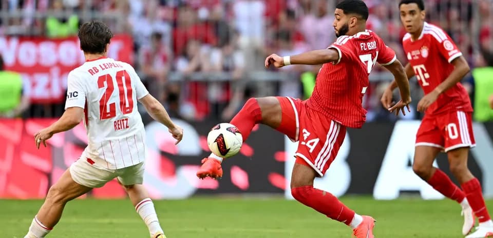 Jugadores de Bayern y RB Leipzig en acción durante partido