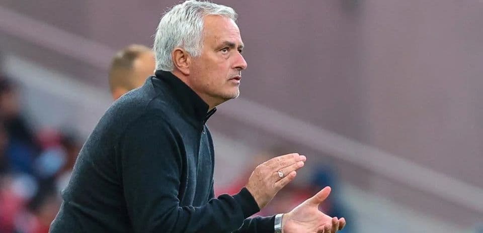 Entrenador dirigiendo a su equipo en el partido