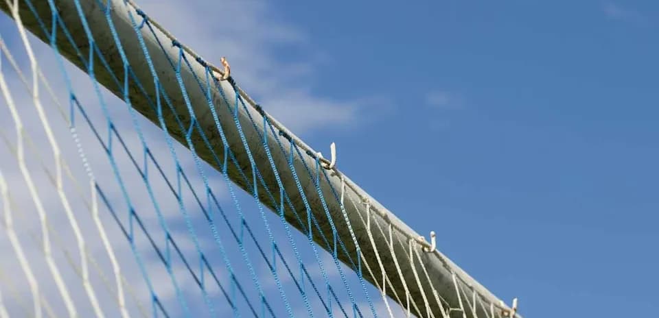 Red de fútbol con cielo azul de fondo