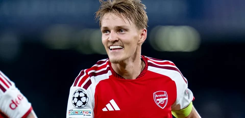 Jugador de Arsenal sonriendo en el campo
