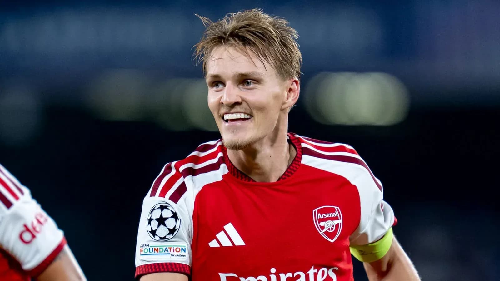 Jugador de Arsenal sonriendo en el campo