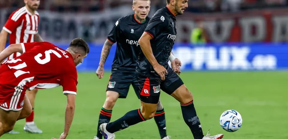 Jugadores de NEC Nijmegen en acción