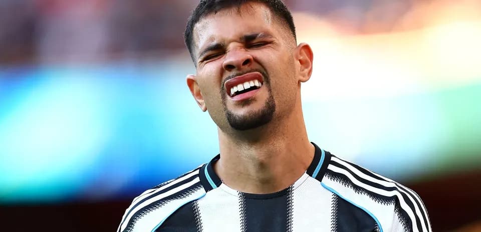 Jugador de Newcastle con expresión de dolor en el campo