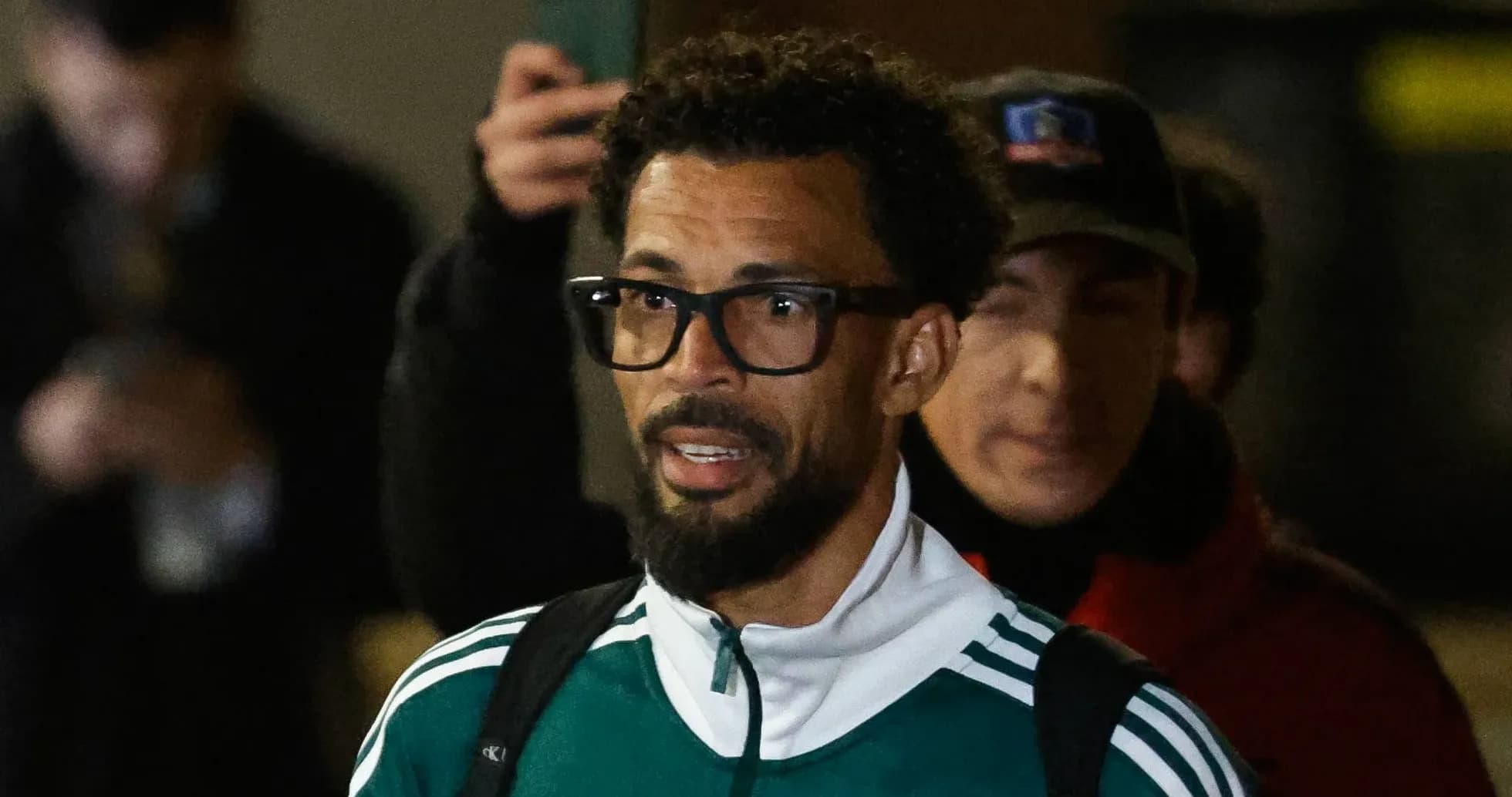 Jugador con gafas caminando en un evento