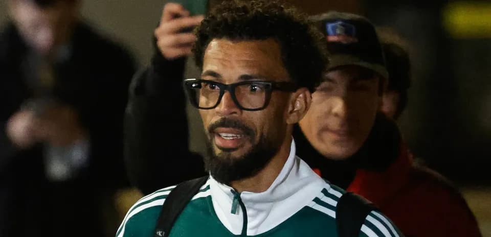 Jugador con gafas caminando en un evento