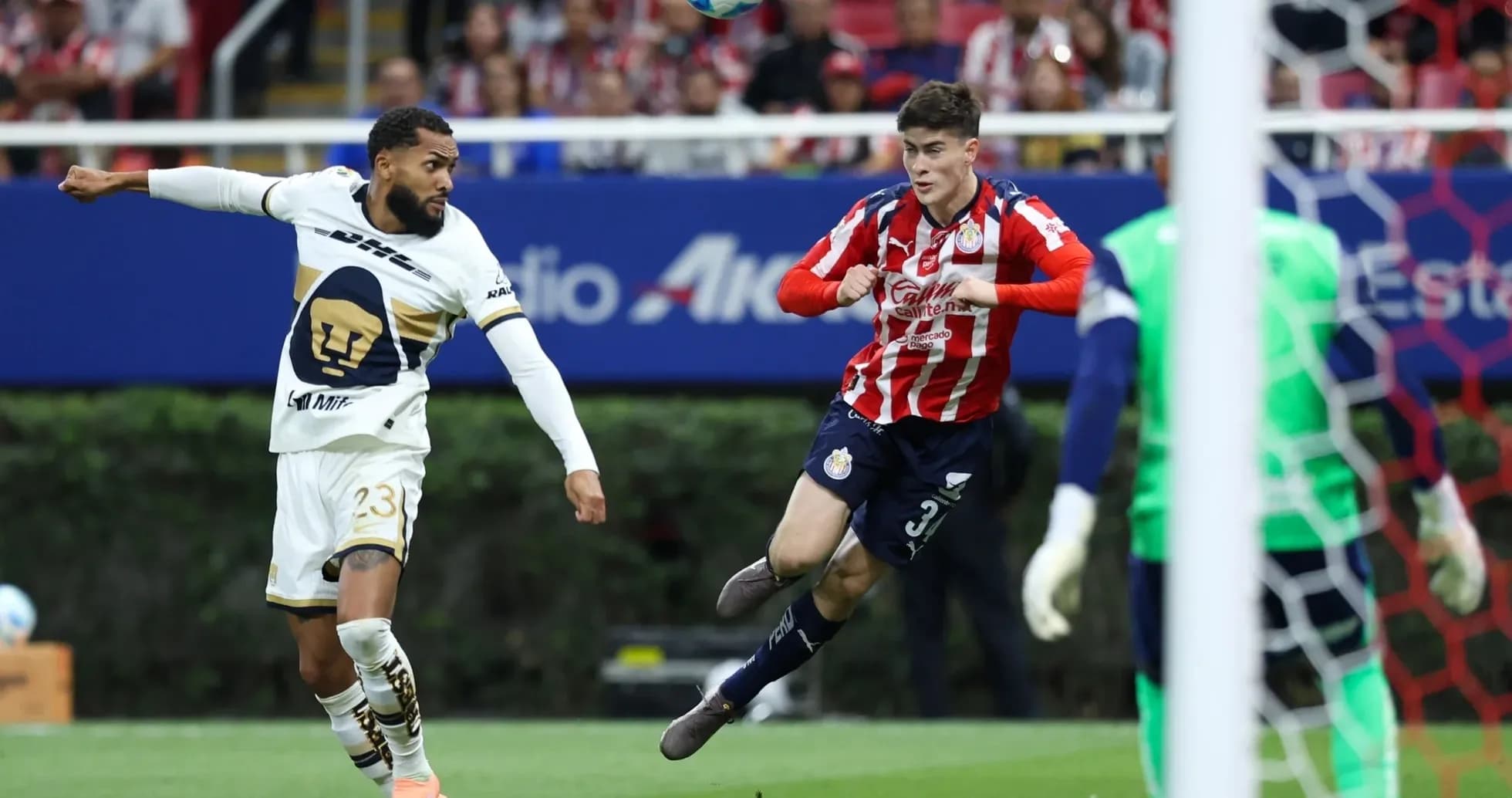 Jugador de Pumas intentando disparar a puerta
