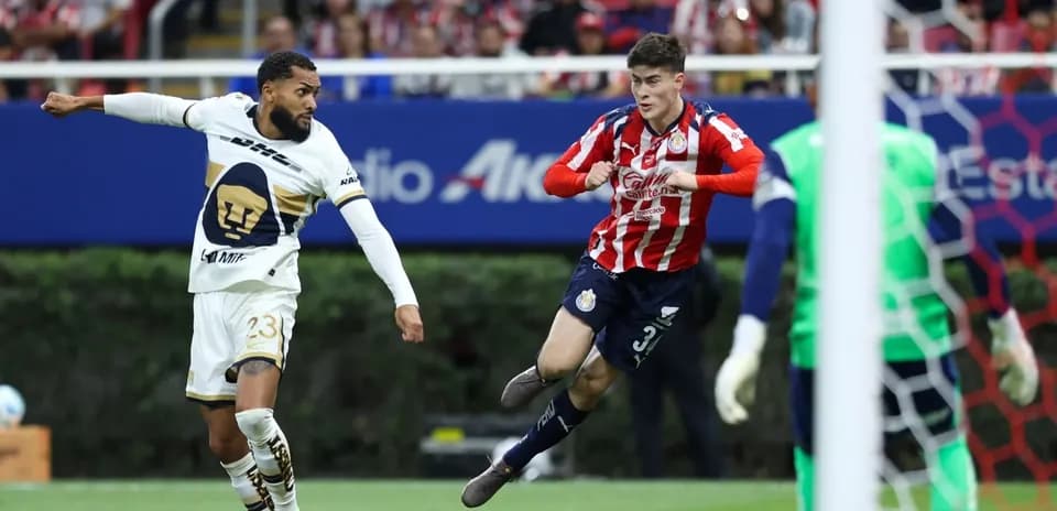 Jugador de Pumas intentando disparar a puerta