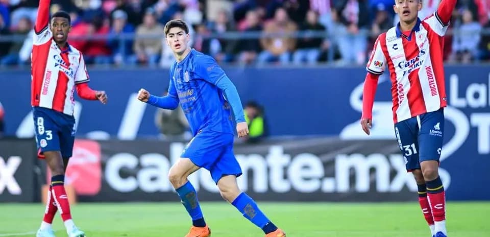 Jugadores de Atletico San Luis y Guadalajara Chivas en acción