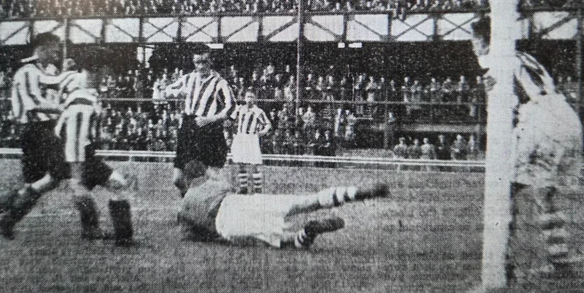 Jugadores en el suelo durante un partido de fútbol