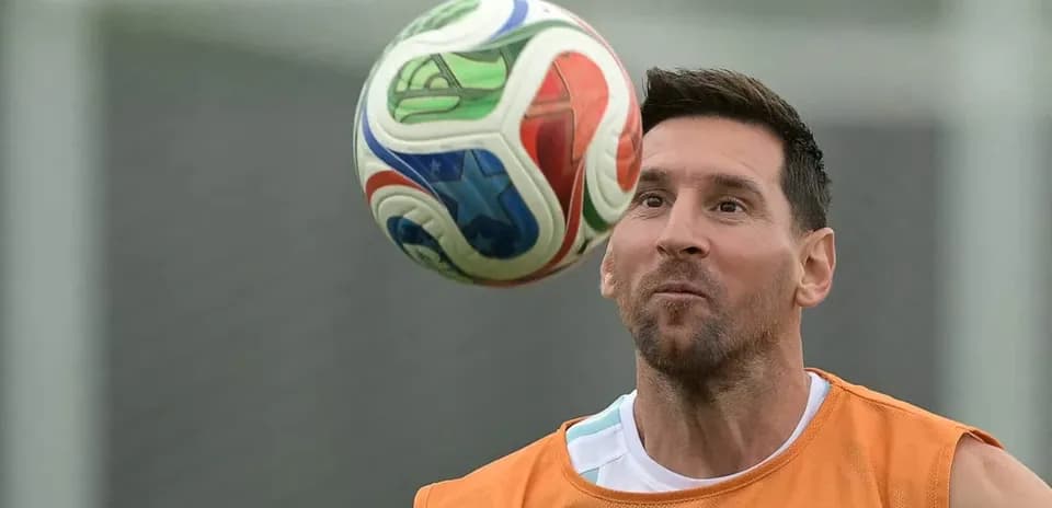 Jugador controlando un balón durante el entrenamiento