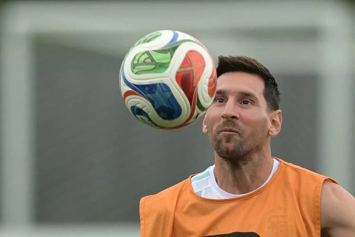 Jugador controlando un balón durante el entrenamiento
