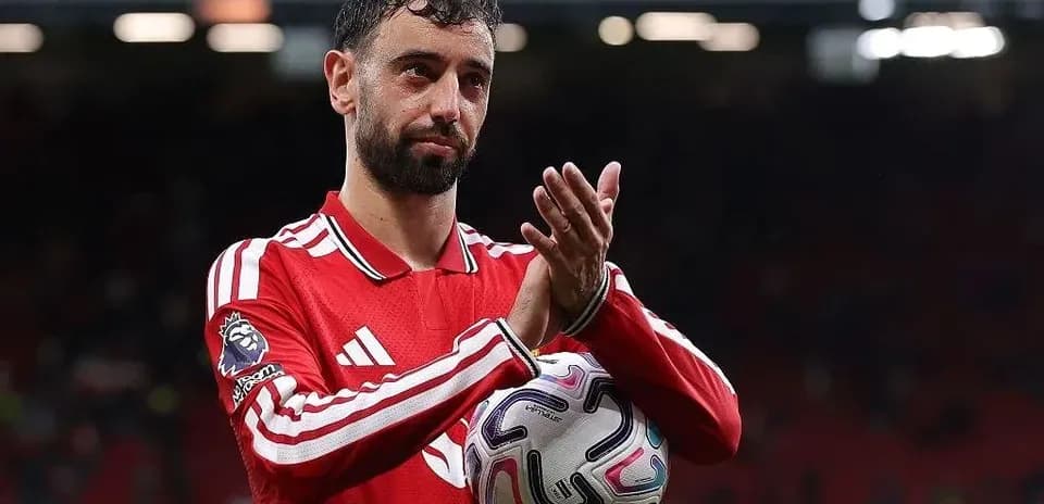 Bruno Fernandes aplaudiendo con balón en mano