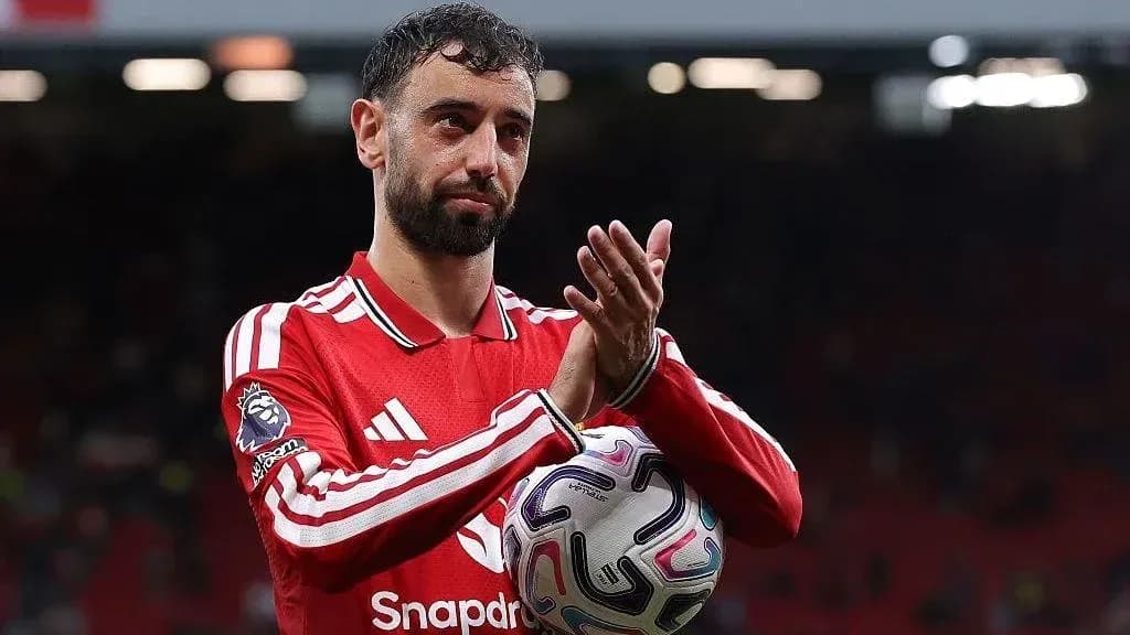 Bruno Fernandes aplaudiendo con balón en mano