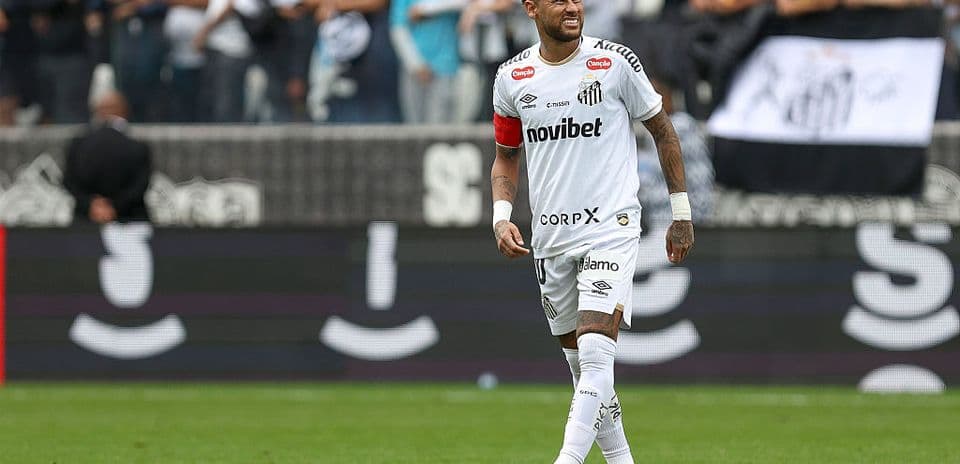 Neymar sonriente durante un partido con Santos