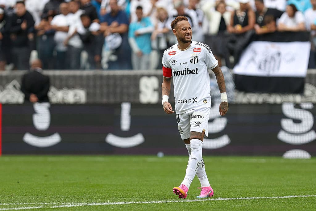Neymar sonriente durante un partido con Santos