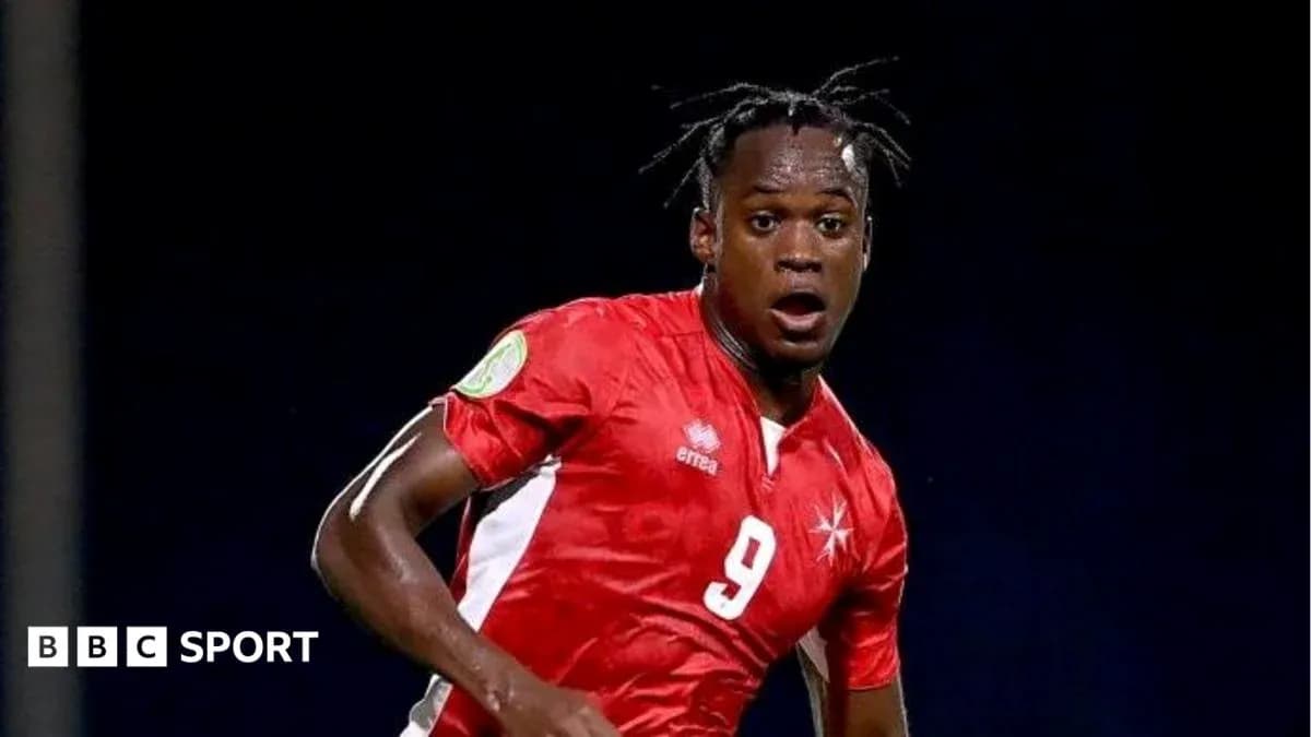 Jugador con camiseta roja corriendo en el campo