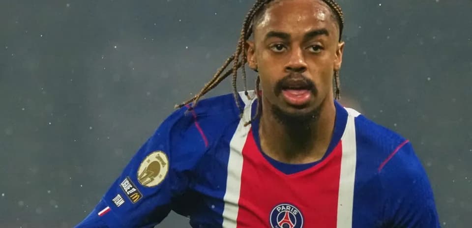 Jugador de PSG corriendo en el campo de fútbol