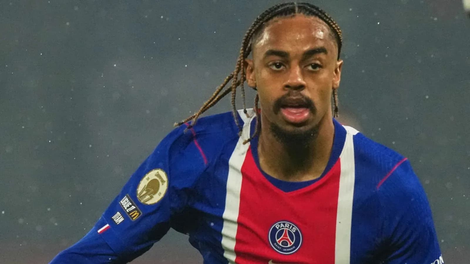 Jugador de PSG corriendo en el campo de fútbol