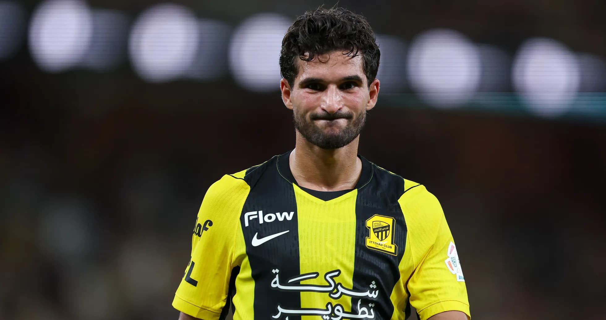 Jugador de Al Ittihad en partido, con camiseta amarilla y negra