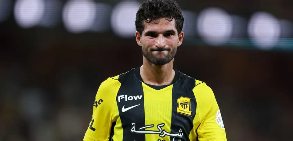 Jugador de Al Ittihad en partido, con camiseta amarilla y negra