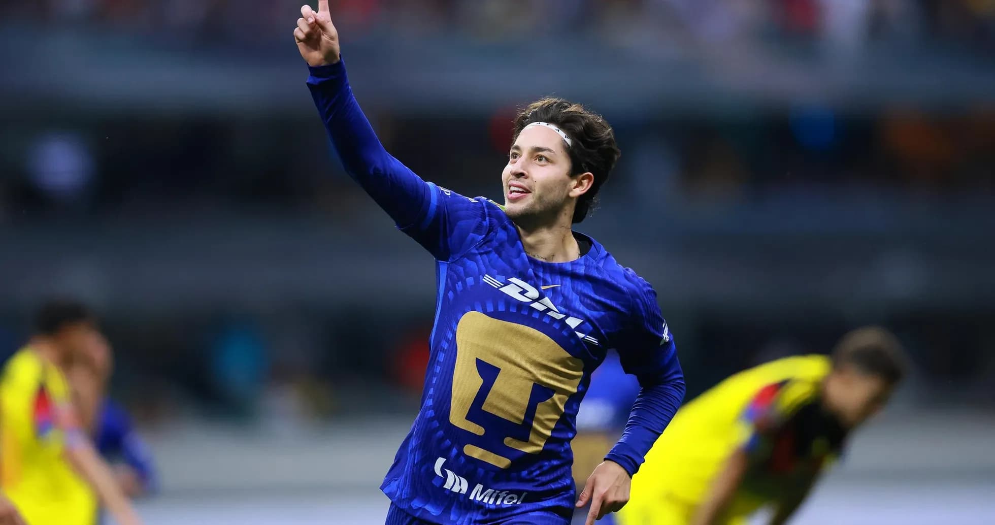 Jugador de Pumas celebra un gol en el partido