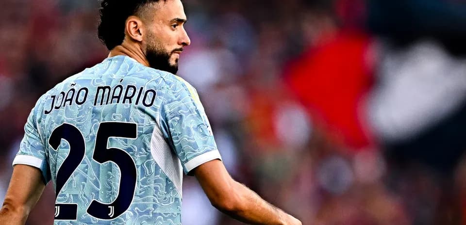 João Mário con camiseta de Juventus durante el partido