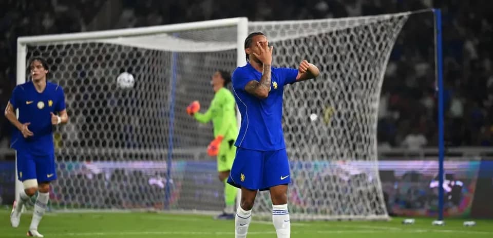 Jugador con camiseta azul gesticulando en el partido